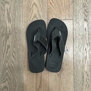 Black Havaianas, size 9 women’s